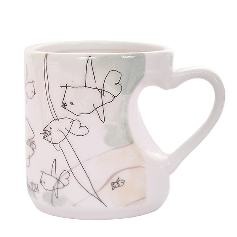 Keramicky hrncek s vytvarovanym srdcom