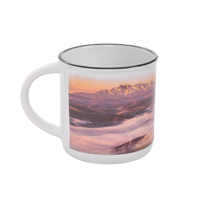 Keramicky hrncek s ciernym lemom