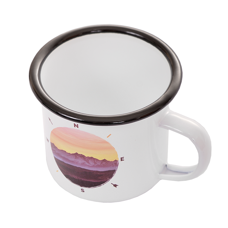 Plechovy hrncek s ciernym lemom