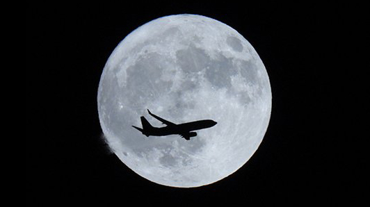 mesiac a osobné lietadlo