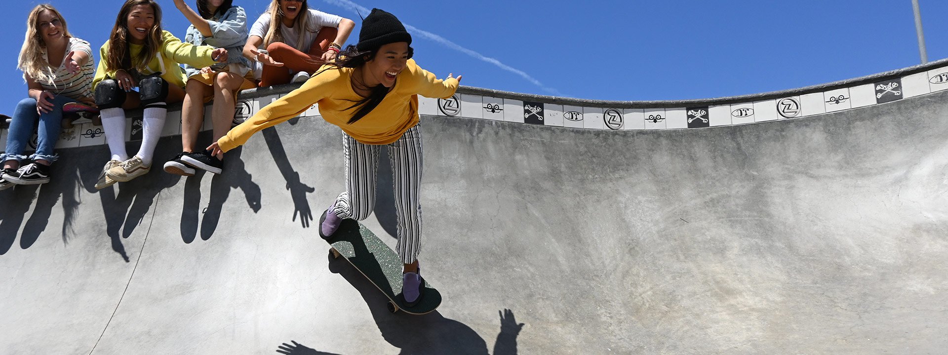 dievča na skateboarde